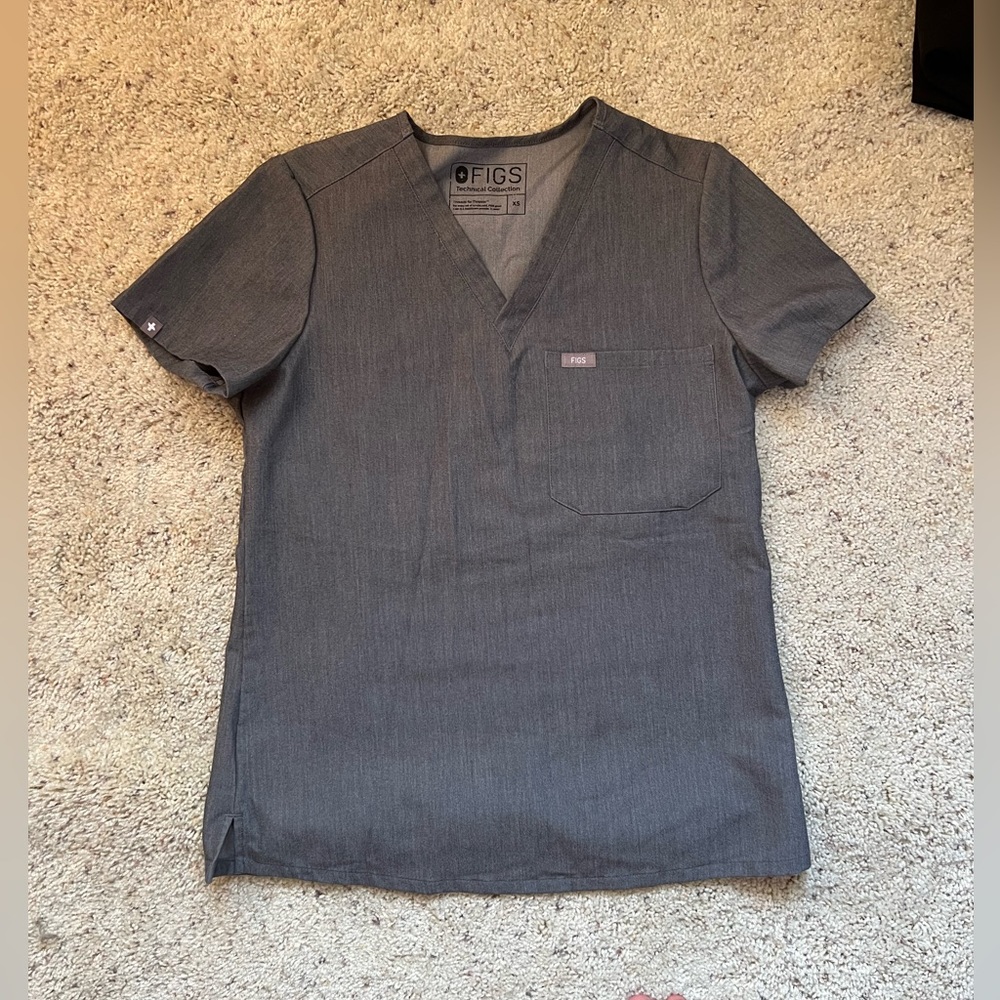 Figs one pocket scrub top in graphite